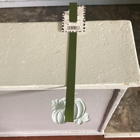NWT- Fall Farmhouse- Green Metal w/ Orange & Blue Pumpkins Wreath Hanger - Picture 13 of 15